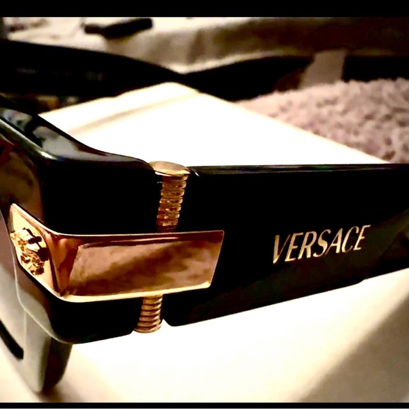 Brand new Versace sunglasses unisex!! In black and gold! - Picture 2 of 8